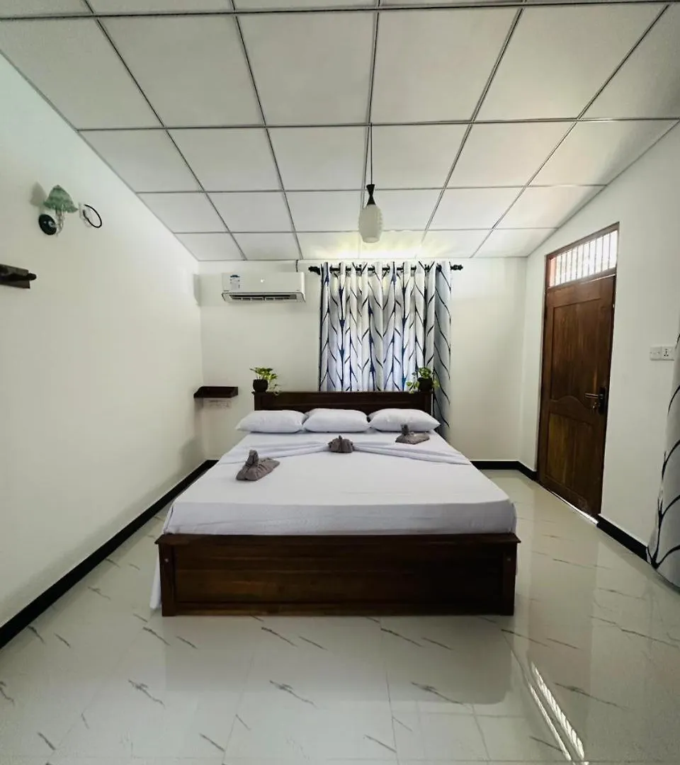 Prem Villa - Near Airport 니곰보 B&B