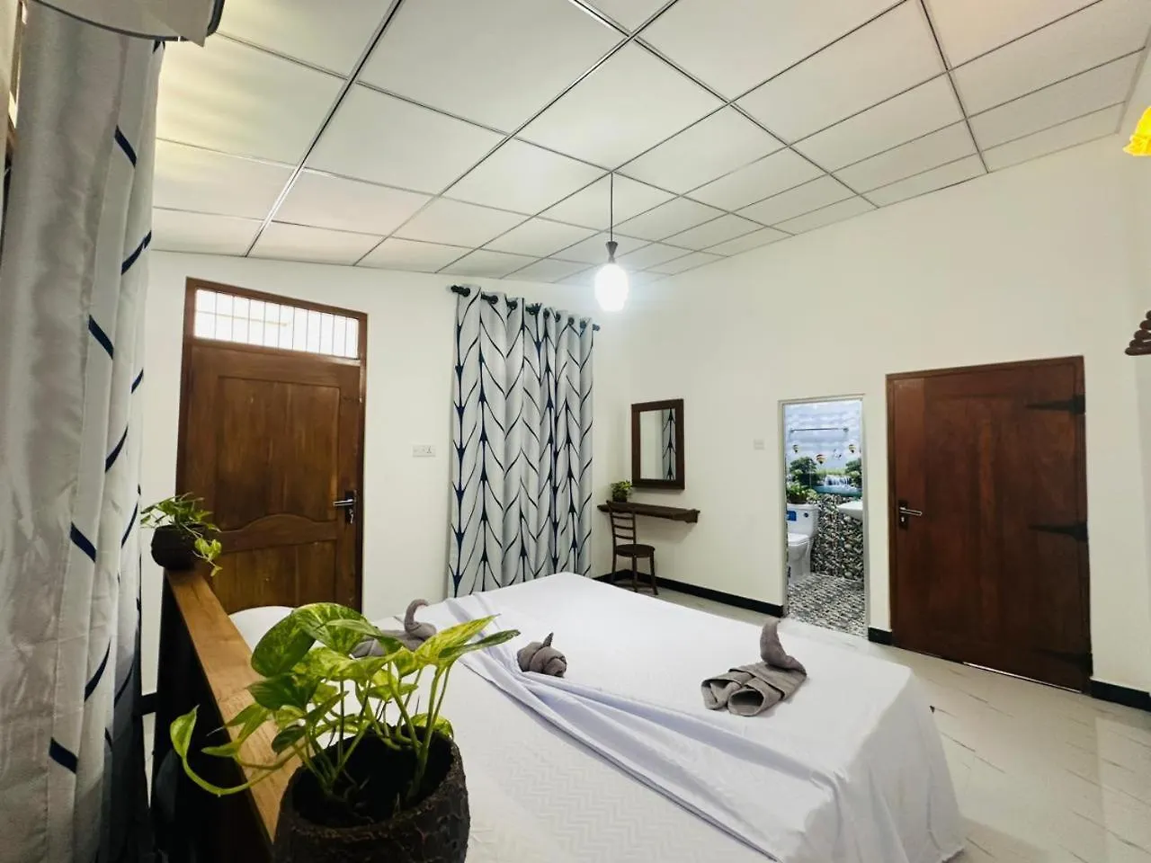 Prem Villa - Near Airport 니곰보 0*,